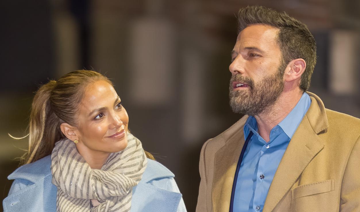 Captan a Ben Affleck dando 'coqueta' caricia a Jennifer Lopez en su viaje de luna de miel
