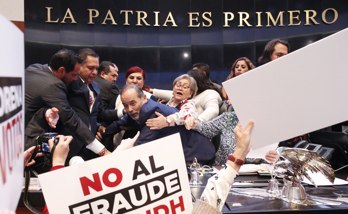  Entre gritos y jaloneos, Rosario Piedra toma protesta como presidenta de la CNDH