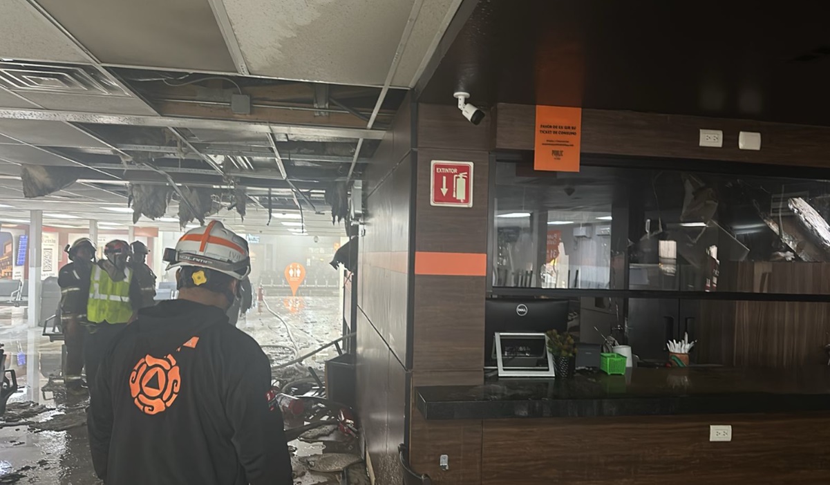 Incendio provoca cierre temporal de Terminal C del Aeropuerto de Monterrey