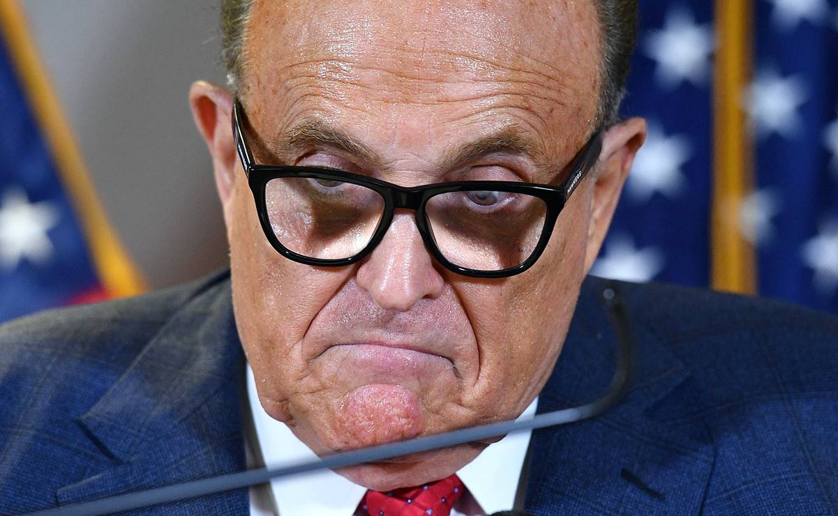 Defensa de Rudy Giuliani admite una "conducta ilícita" de su cliente, acusado de difamación