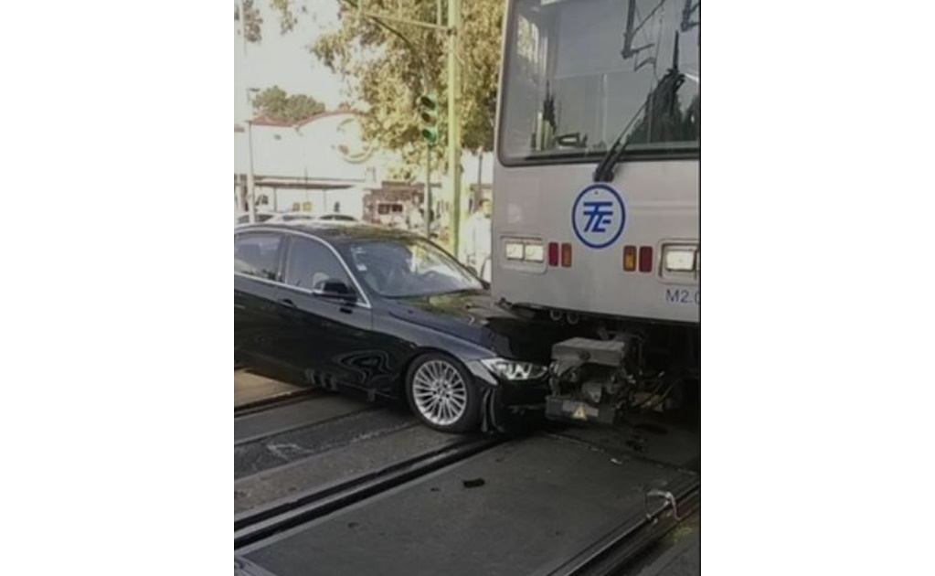 Auto se estrella contra convoy del Tren Ligero 