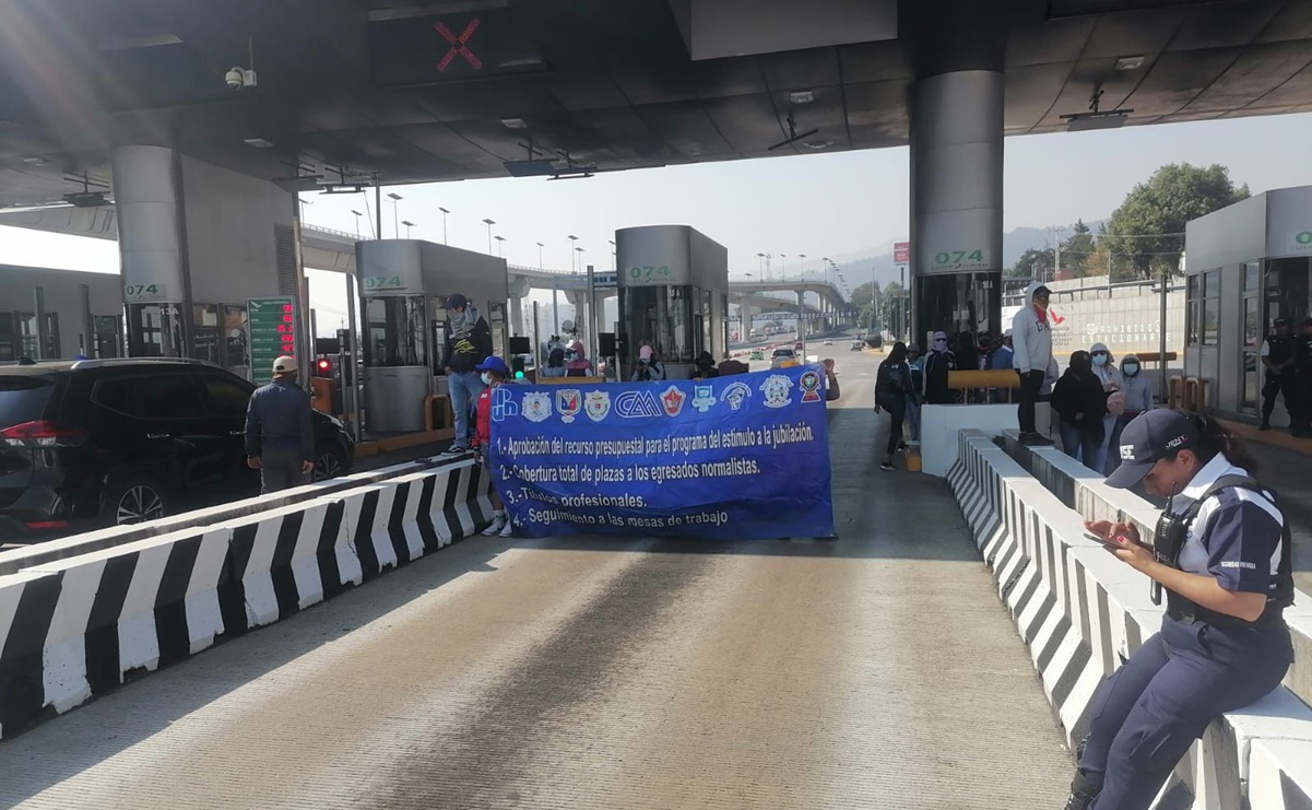 Manifestantes bloquean caseta de la autopista México-Cuernavaca