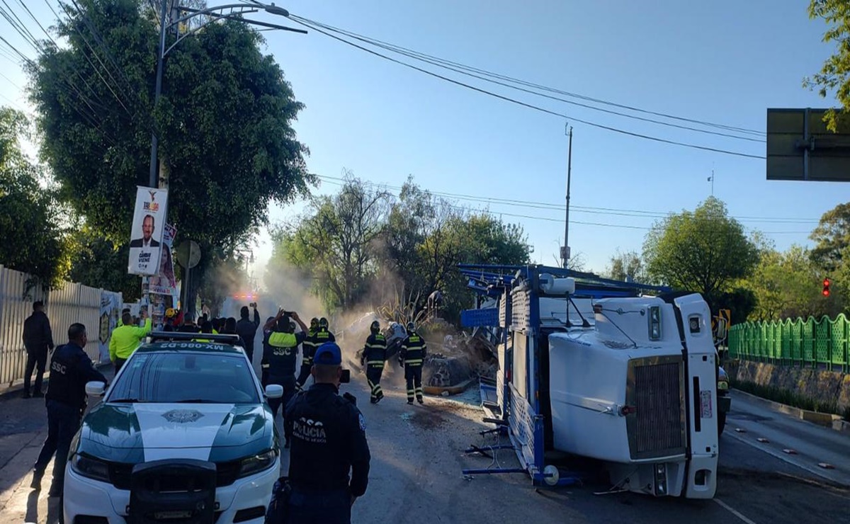 Vuelca tráiler nodriza en Av. Insurgentes