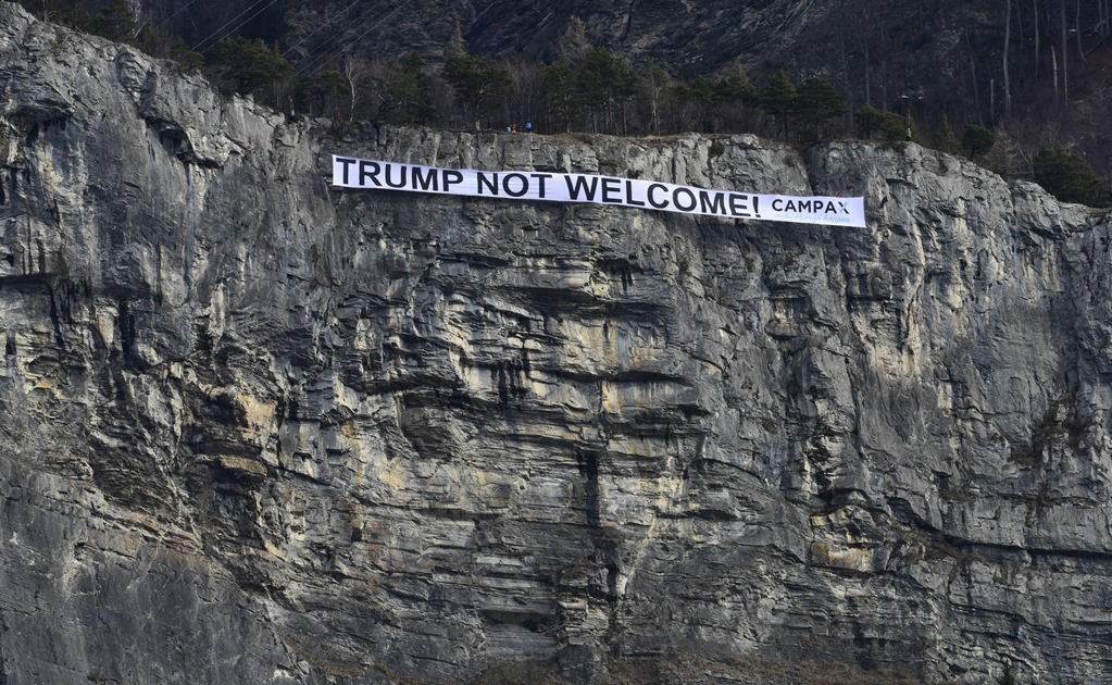 "No eres bienvenido"; cuelgan pancarta gigante contra Trump en montaña de Davos