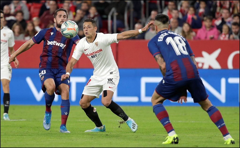 Sevilla derrota al Levante con 'Chicharito' como titular