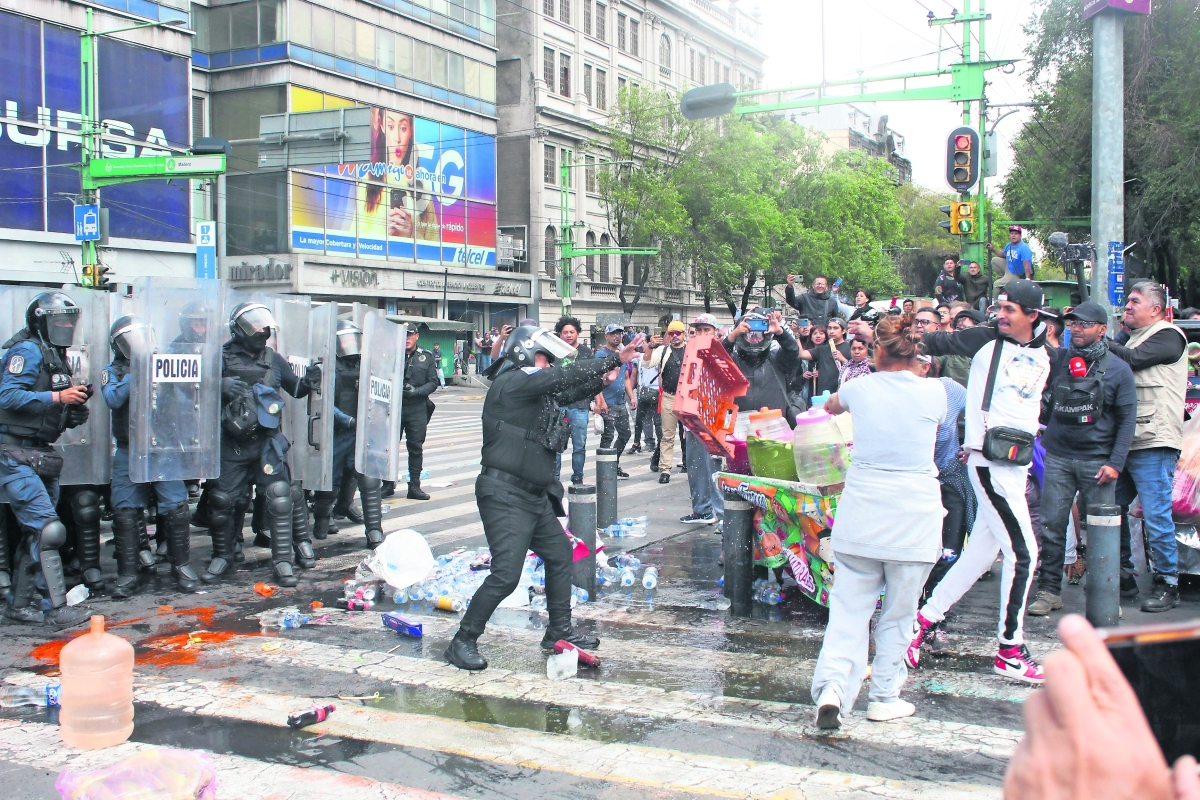 Chocan comerciantes y policías en Eje Central