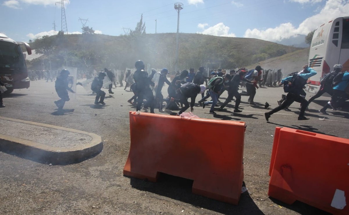 En imágenes, así fue el enfrentamiento con palos, piedras y hasta un tráiler entre normalistas y la GN 