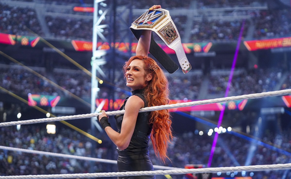 Becky Lynch promete robarse el show en Crown Jewel junto con Bianca Belair y Sasha Banks