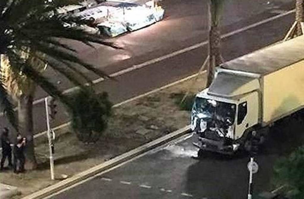 Camión que arrolló a decenas en Niza iba cargado de armas: alcalde