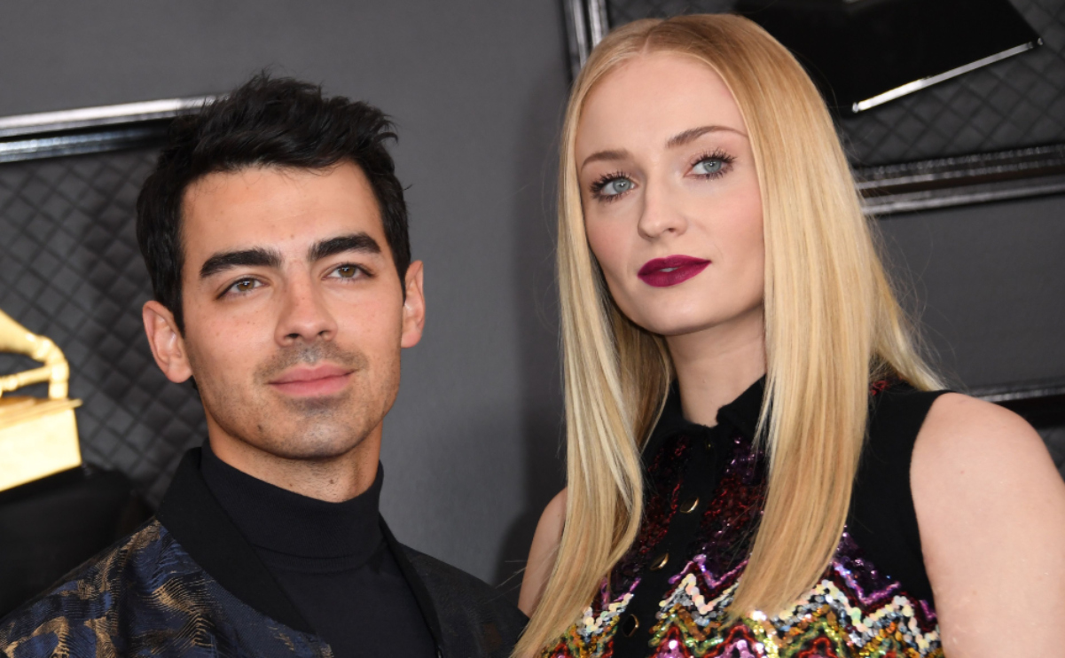 Ganadora de estilo, Sophie Turner y su minifalda para los Grammys 2020