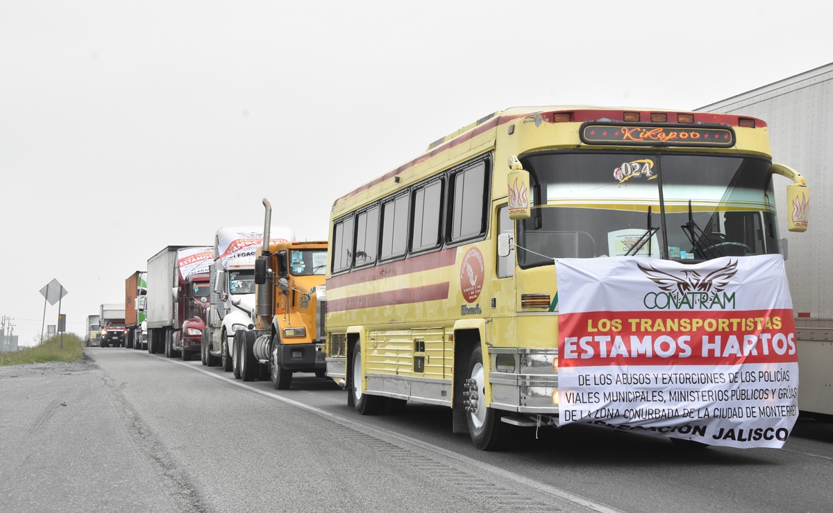 Transportistas protestan en caravana sobre la Autopista Saltillo-Monterrey por falta de atención a denuncias