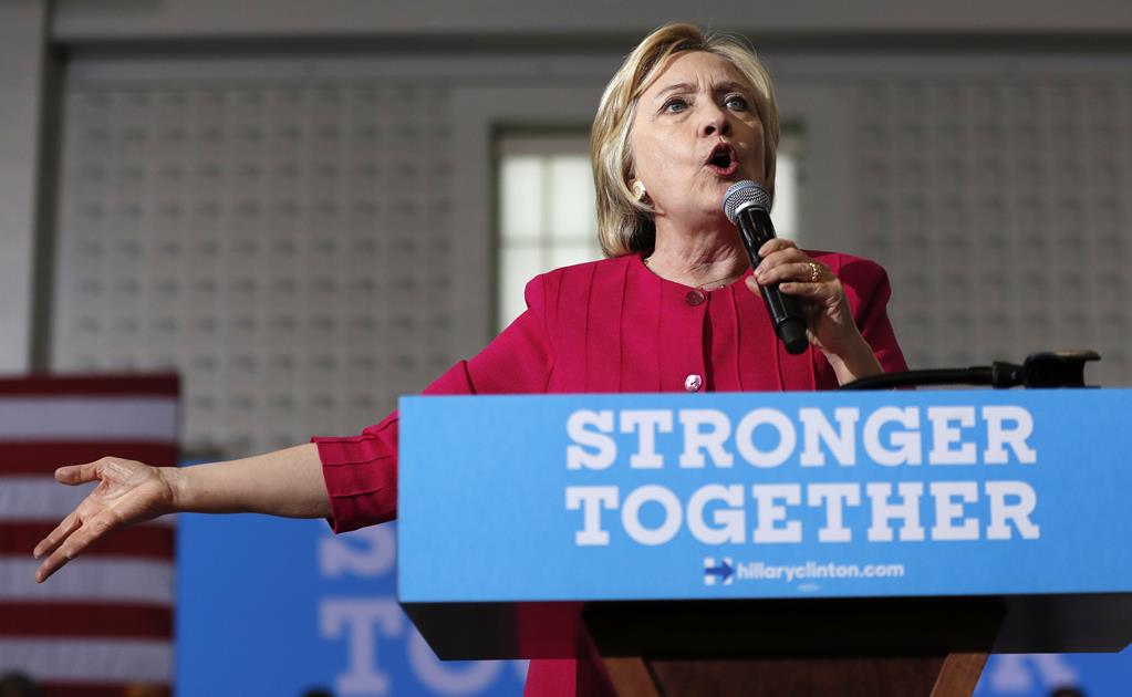 Hillary Clinton niega conflicto de interés en su fundación 