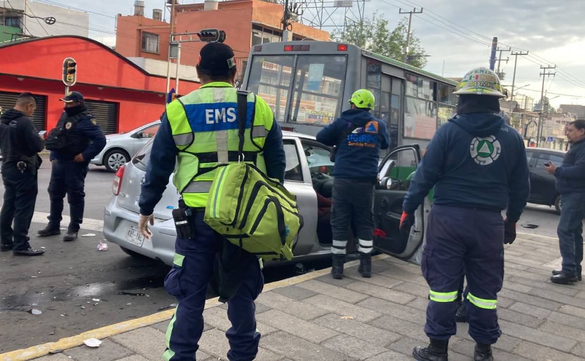 Automóvil choca contra microbús en Ermita Iztapalapa