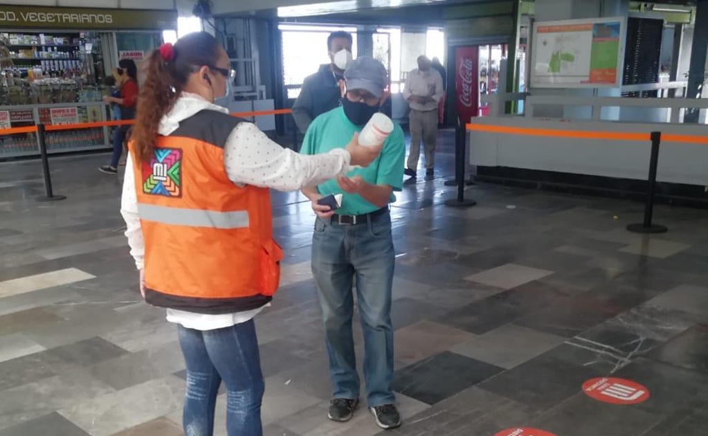 Metro niega "embarazar" botellas con gel antibacterial