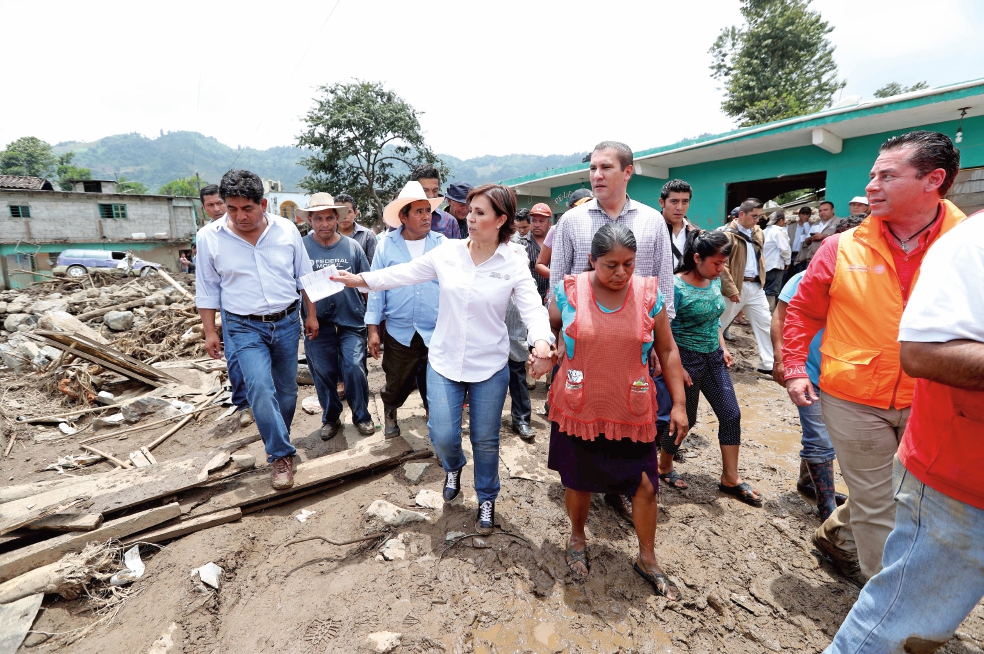 Rosario Robles visita pueblos afectados por 'Earl'