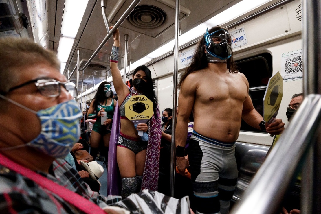 Del ring al Metro CDMX: luchadores castigan a usuarios que no usan cubrebocas y reparten gel antibacterial