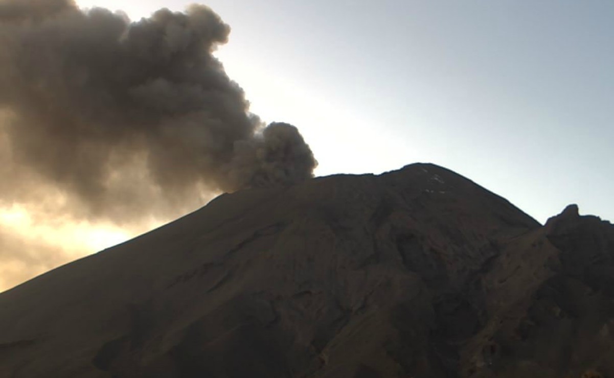 Volcán Popocatépetl mantiene su actividad con exhalaciones moderadas de gases y ceniza