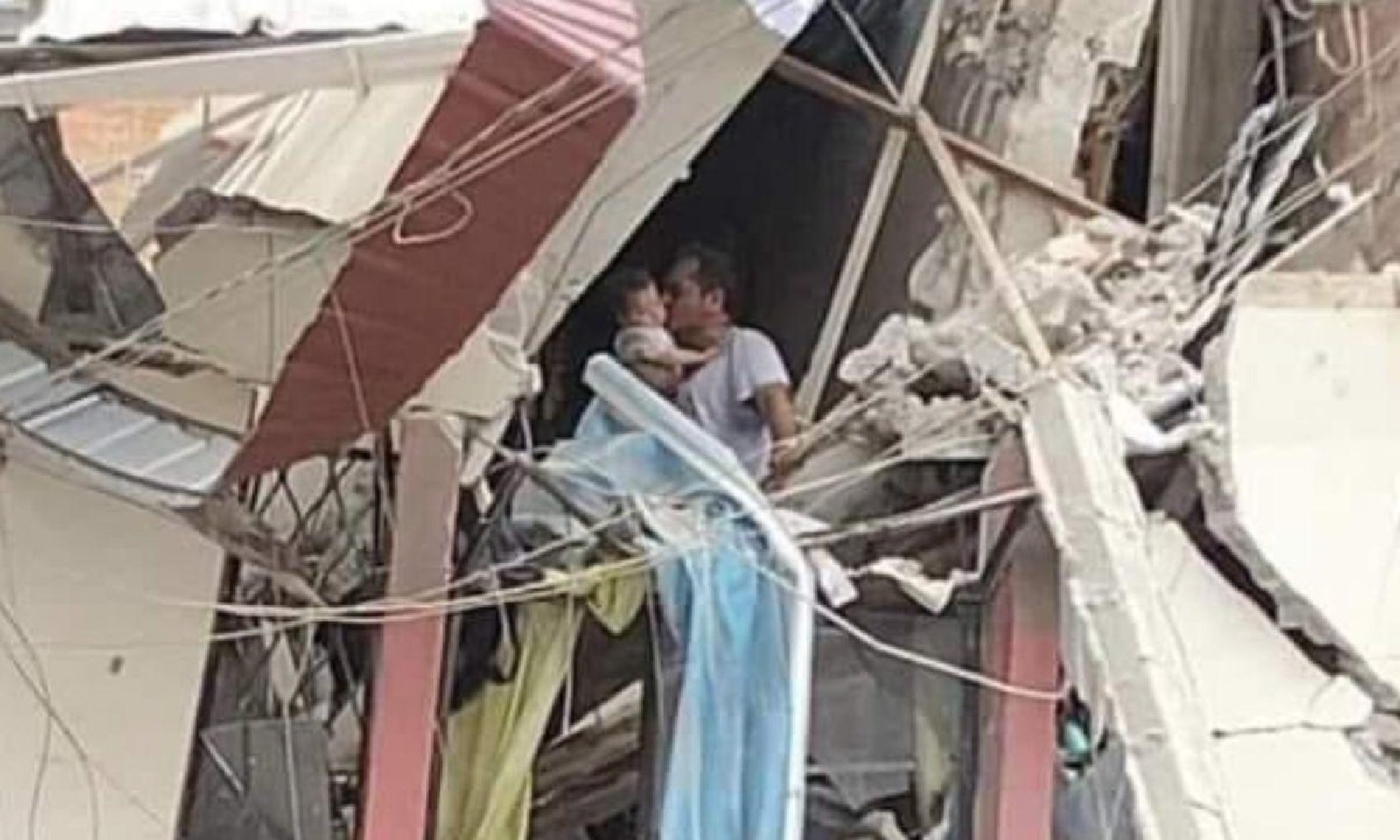 "Todo cayó a su alrededor": un padre y su bebé sobreviven de milagro a terremoto en Ecuador