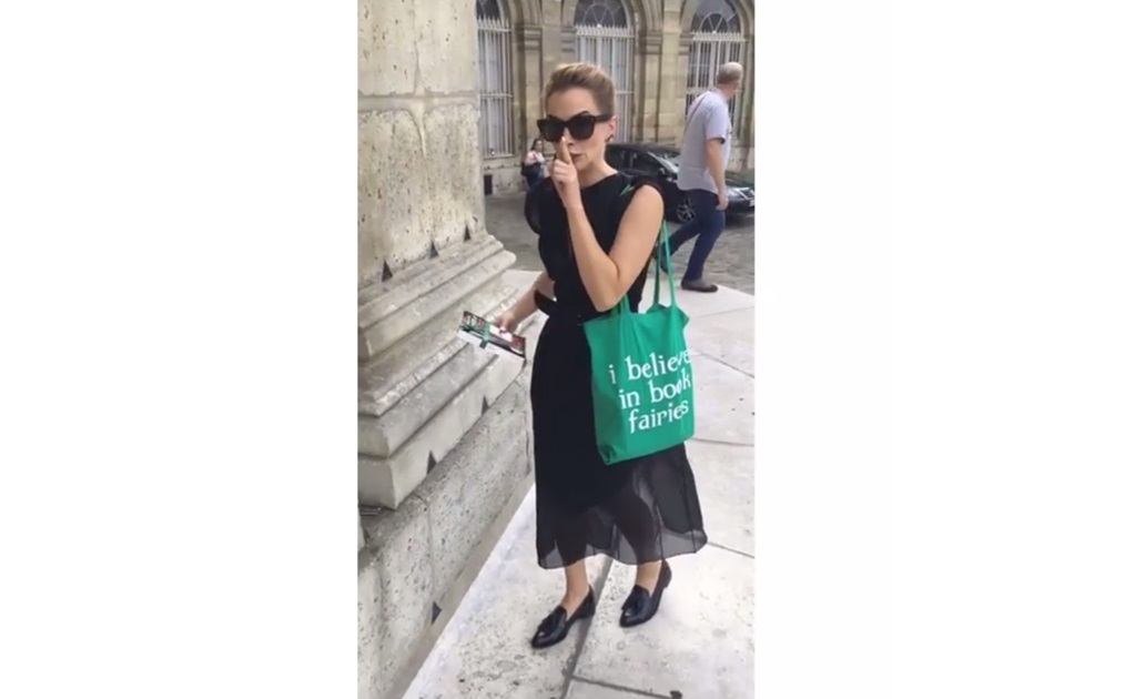 Emma Watson esconde libros polémicos en París