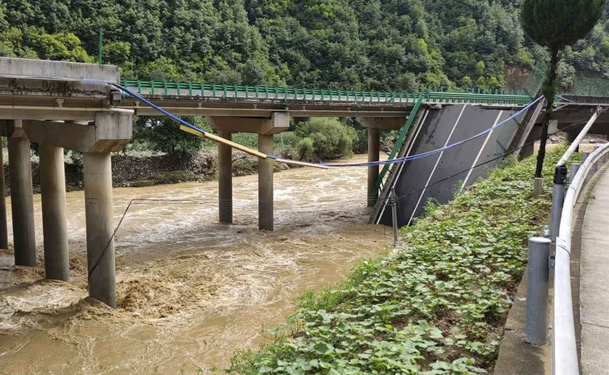 Reportan 11 muertos y docenas de desaparecidos en China tras derrumbe de un puente por inundaciones