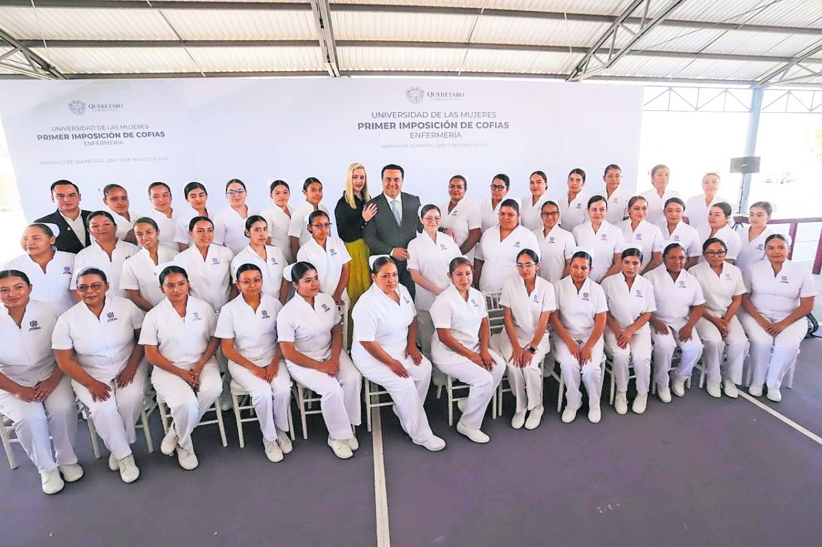 Alumnas de Enfermería de la Universidad de las Mujeres reciben cofia