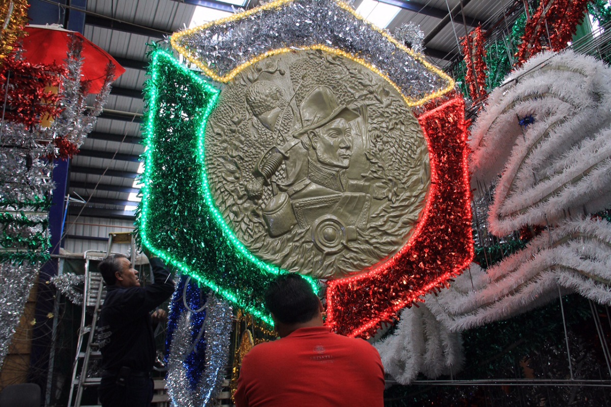 Gastan 3 mdp en adornos patrios; colocarán 120 piezas en el Centro Histórico de Querétaro
