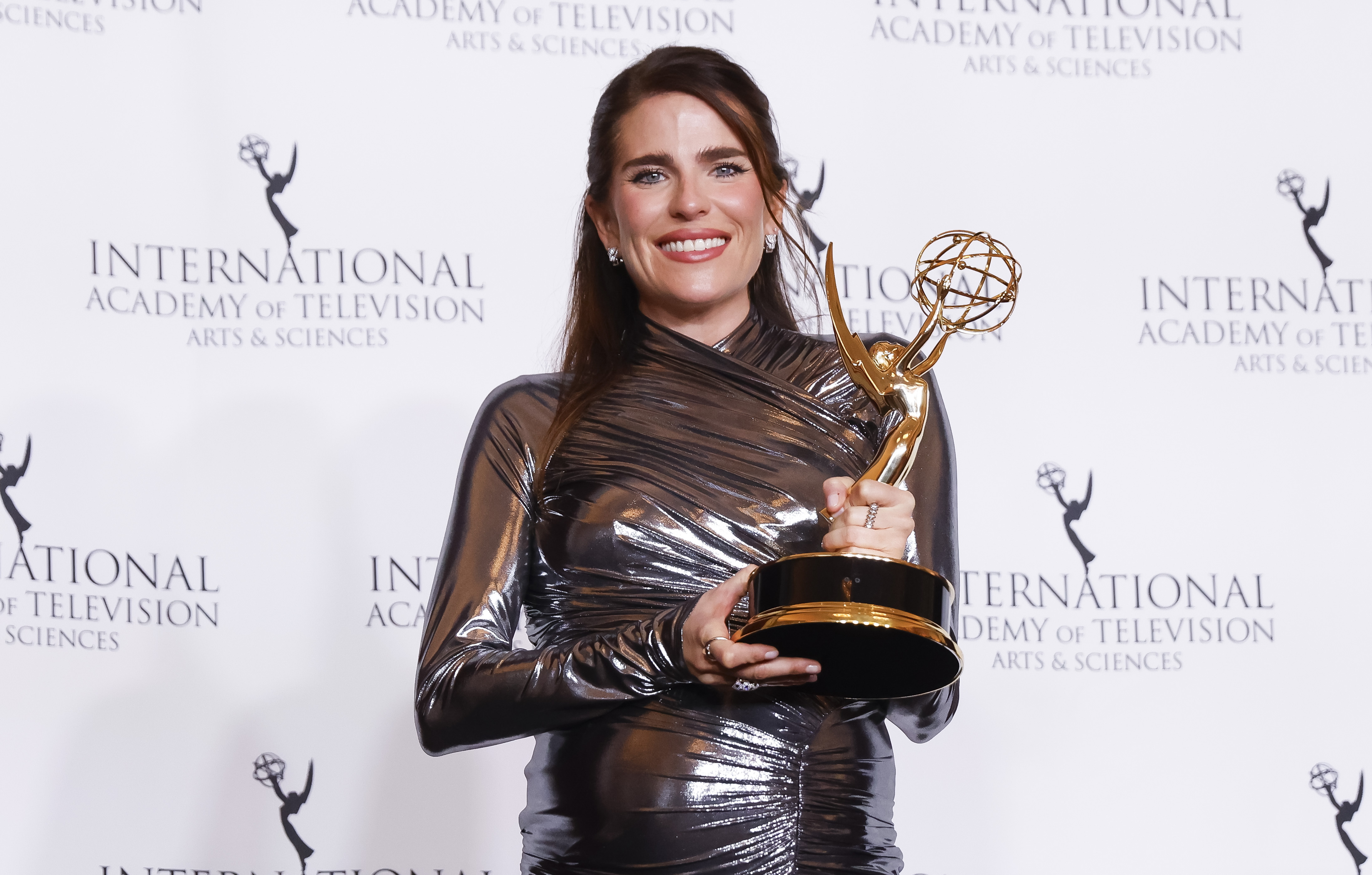 Karla Souza triunfa y luce embarazo en los Emmy Awards; espera a su tercer bebé