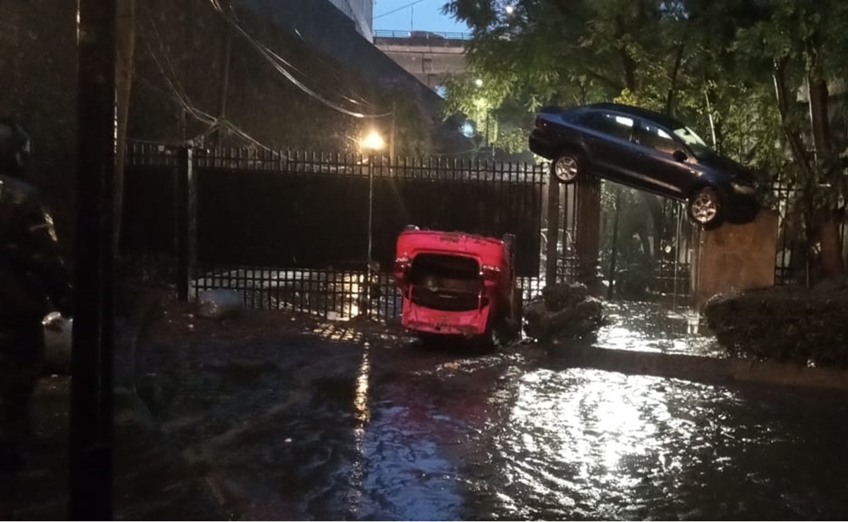 “A ver cómo lo bajan”; dueño de auto narra cómo quedó su vehículo arriba de una reja tras lluvias en Álvaro Obregón