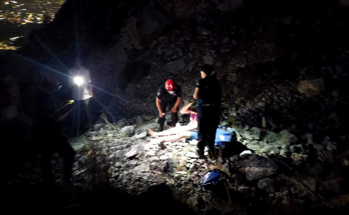 Protección Civil de Nuevo León rescata a un hombre y a su perro tras caer por una pendiente
