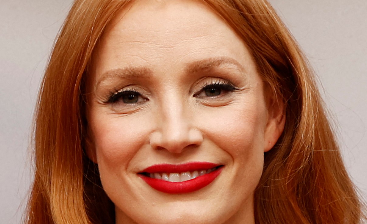 Jessica Chastain tiene el mono floral perfecto para una fiesta al aire libre