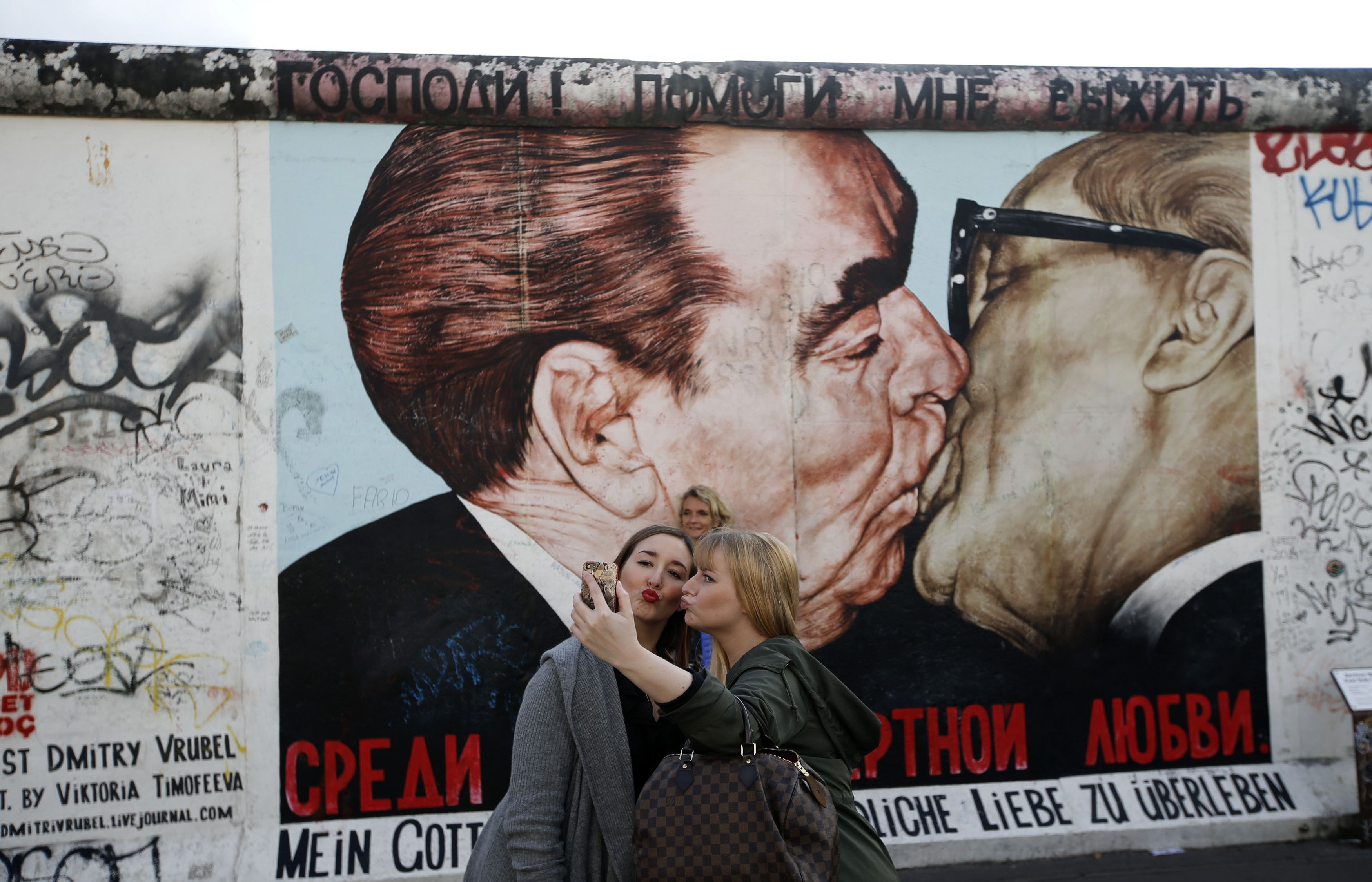 ¿Dónde se encuentra el beso en el muro de Berlín y a quiénes representa?