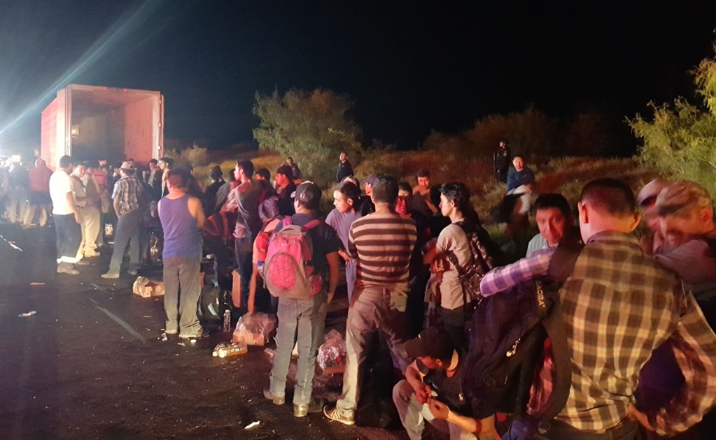 Rescatan a 119 migrantes de caja de tráiler en Nuevo León
