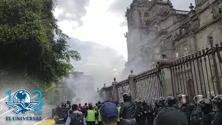Encapuchadas dejan pintas y prenden fuego en rejas de Catedral Metropolitana