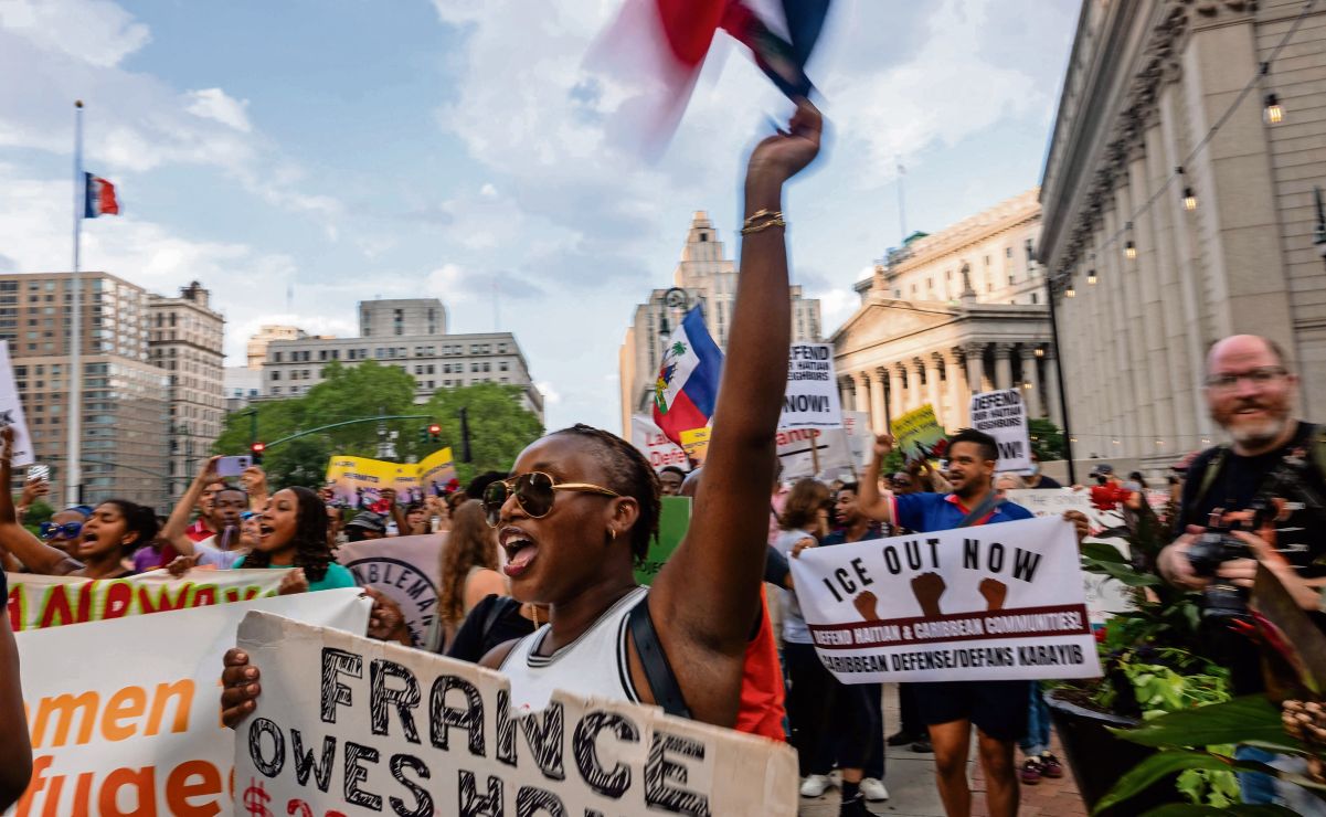 Activistas y haitianos en una marcha en Manhattan, Nueva York, para denunciar las políticas migratorias restrictivas de la administración Trump contra esa comunidad. Foto: SPENCER PLATT/AFP