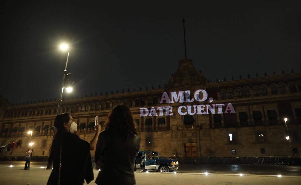 "AMLO, date cuenta", grupos feministas vuelven a proyectar mensaje en Palacio Nacional