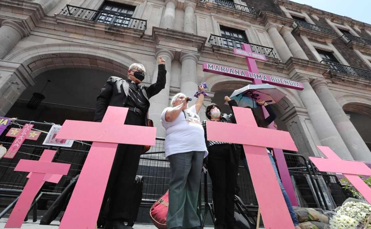 Mamá de Mariana Lima, víctima de feminicidio en 2010, coloca cruz en Plaza de los Mártires por ineficacia de autoridades