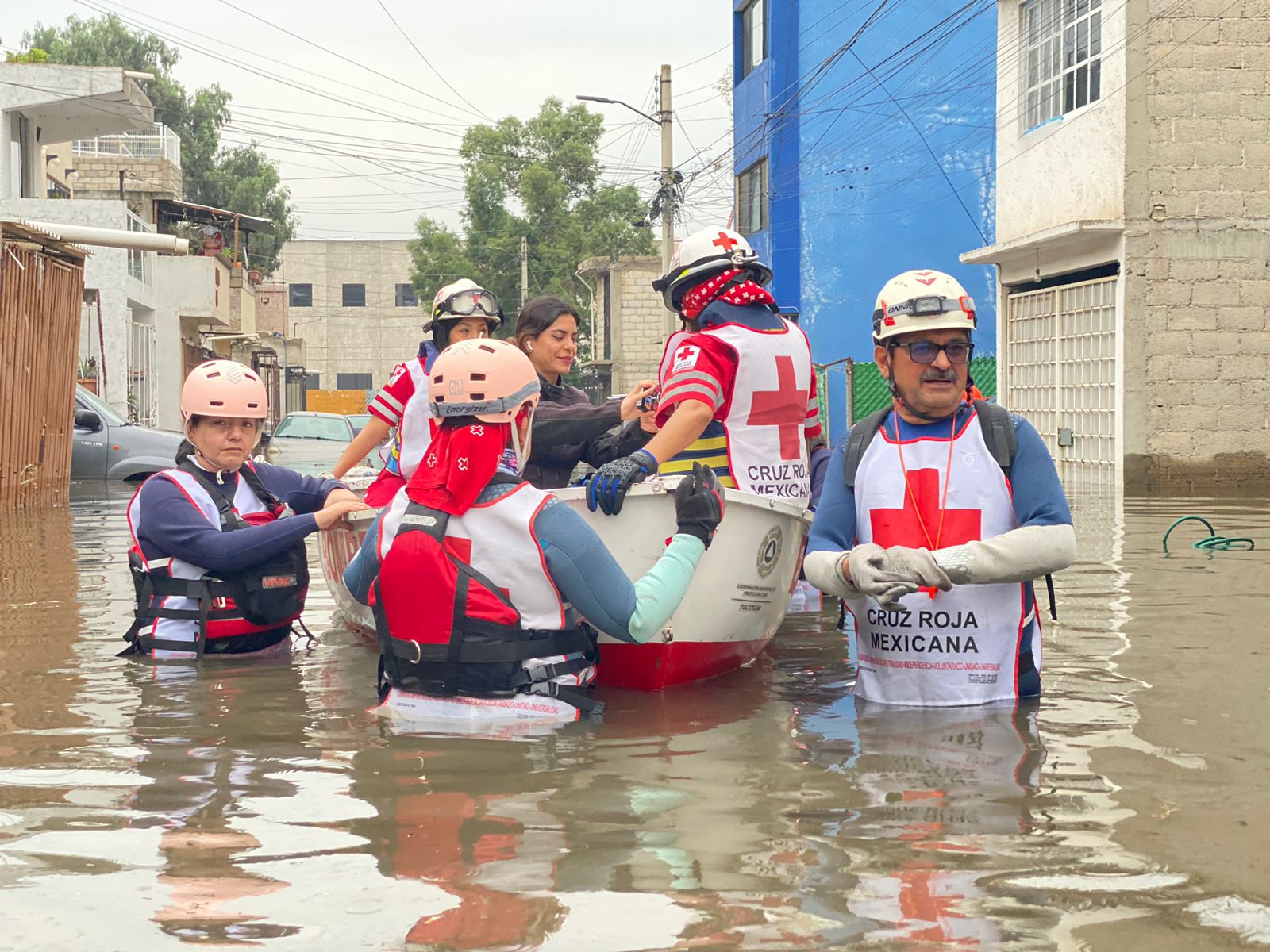 Cruz Roja auxilia a la población afectada por inundación en Cuautitlán