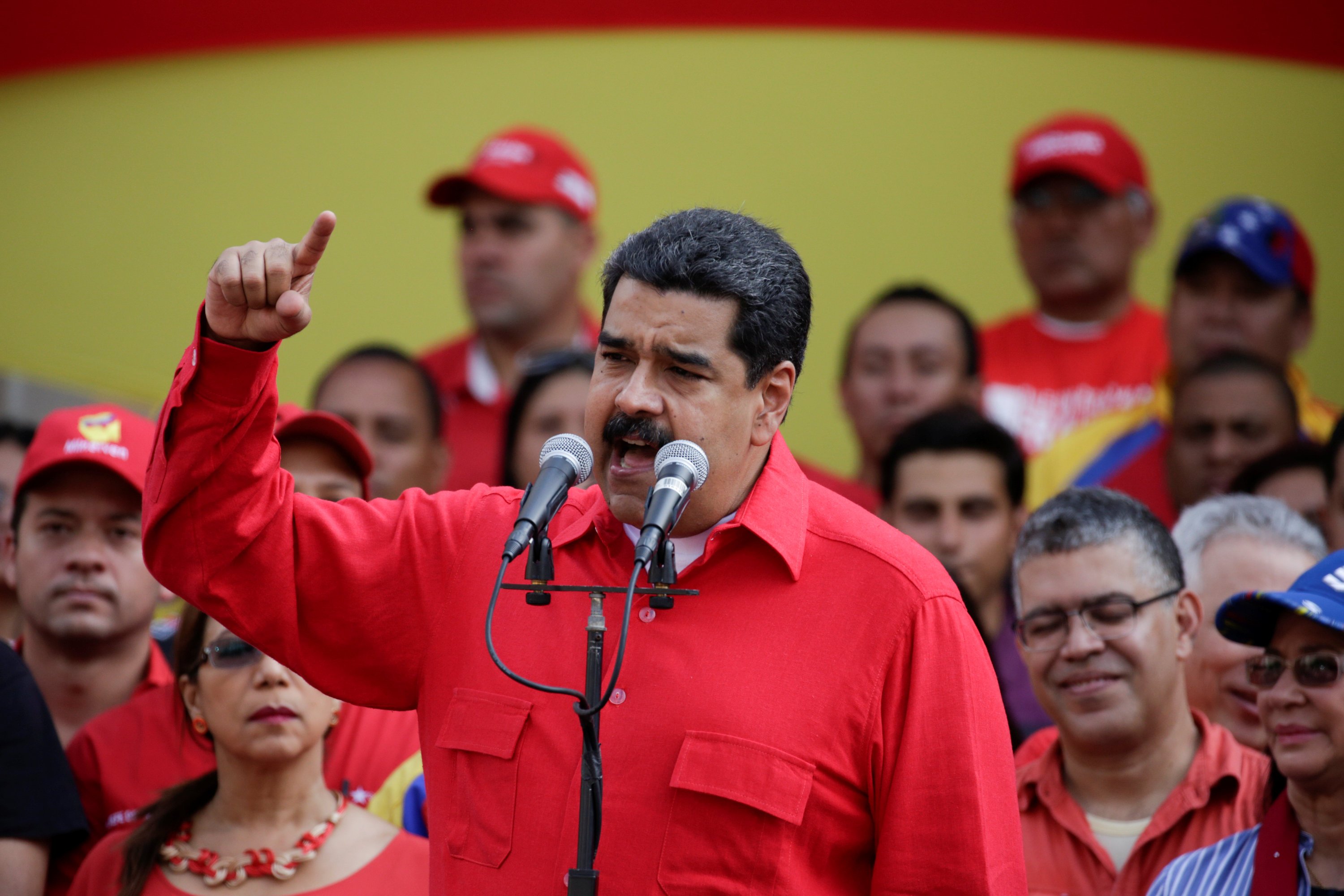 Maduro convoca consejo para tratar diálogo y "golpe parlamentario"