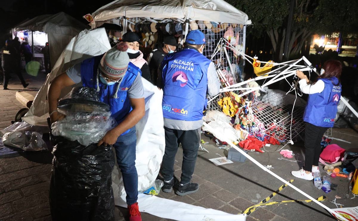 Retiran por la madrugada puestos y carpas de comerciantes del centro de Coyoacán