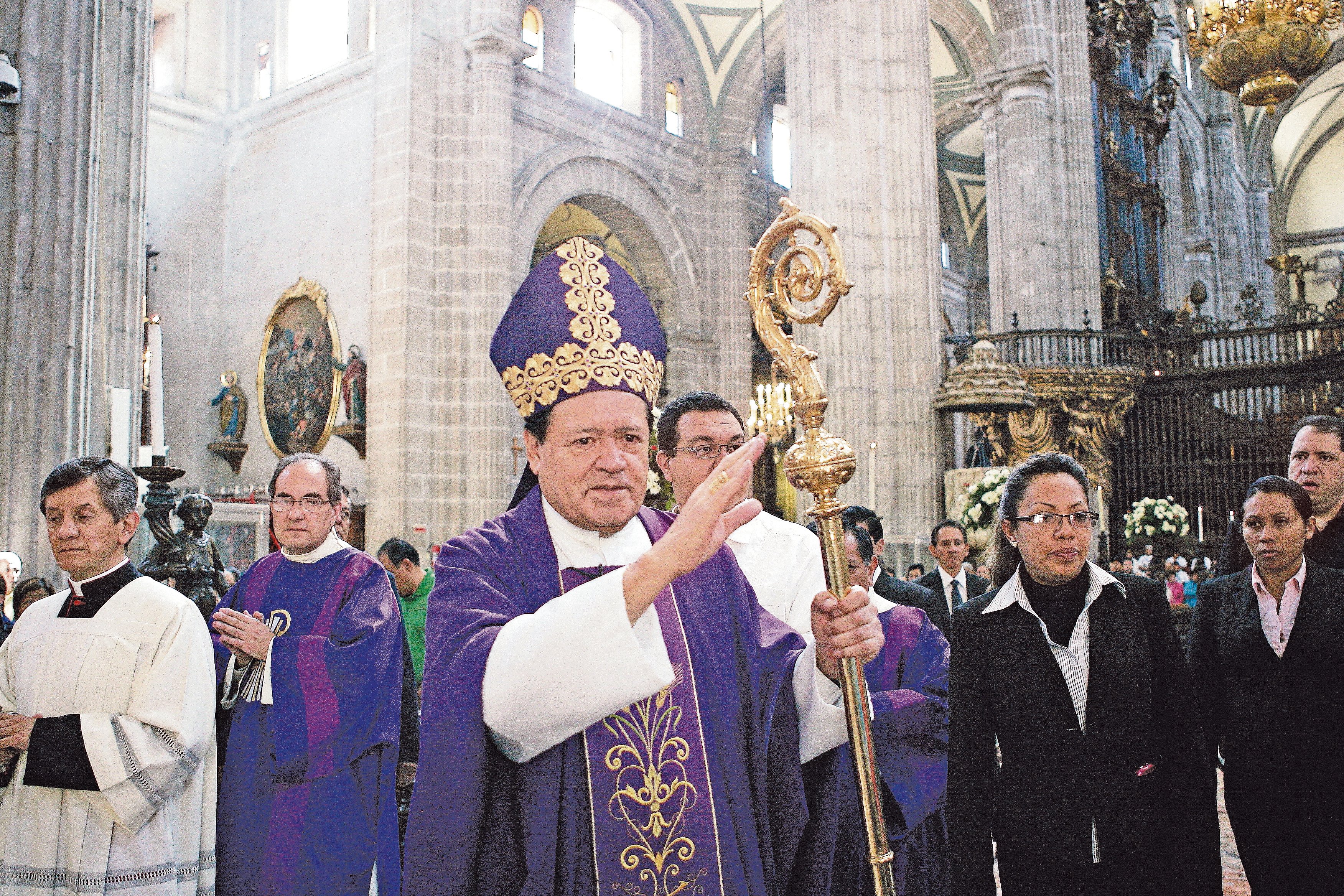 Llama Cardenal a la unidad para progresar en educación y trabajo