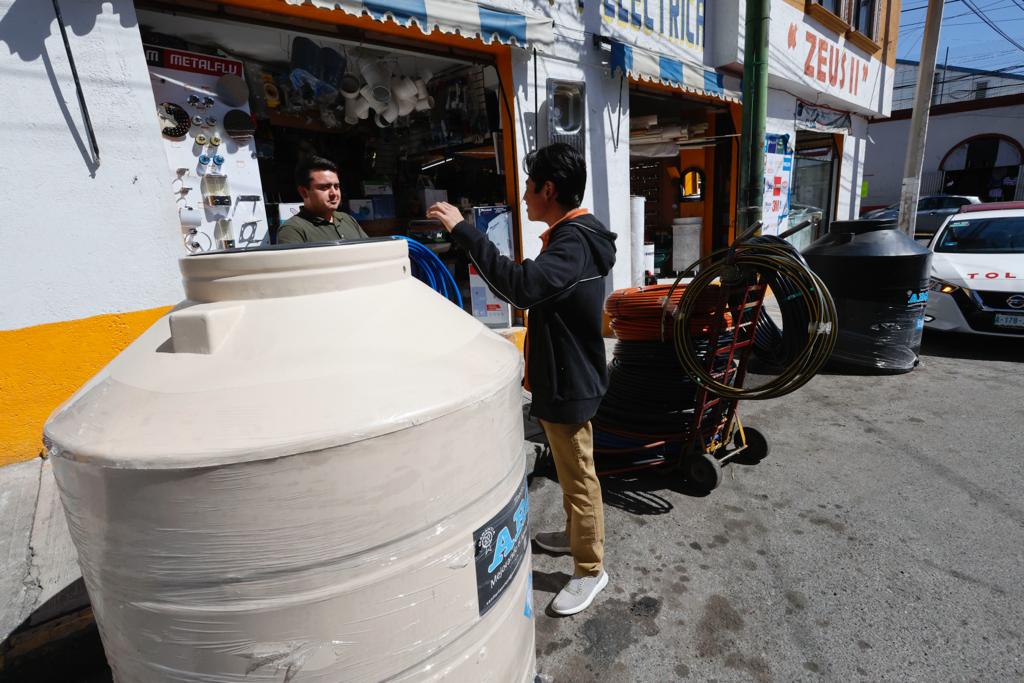 FOTOS: Demanda de tinacos se eleva en Toluca hasta el 40% por la escasez de agua