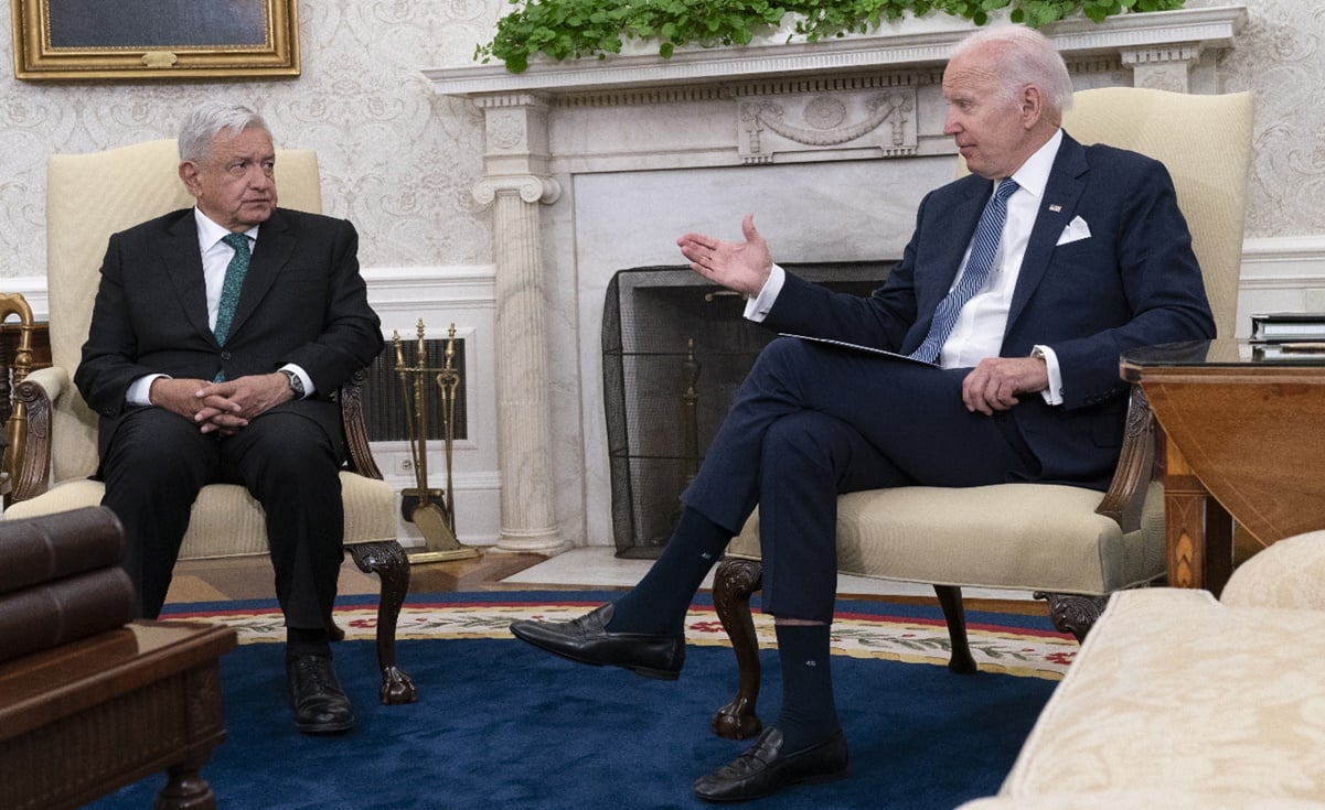 “No me desabroché el saco, se me iba a ver la panza”: AMLO ironiza sobre críticas por su forma de sentarse ante Biden
