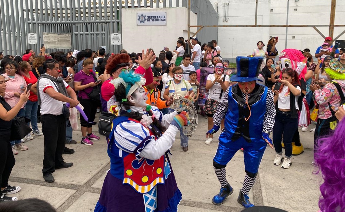 "Somos payasos”, gritan hombres, mujeres y niños frente al penal Neza Bordo en apoyo a dos payasos detenidos