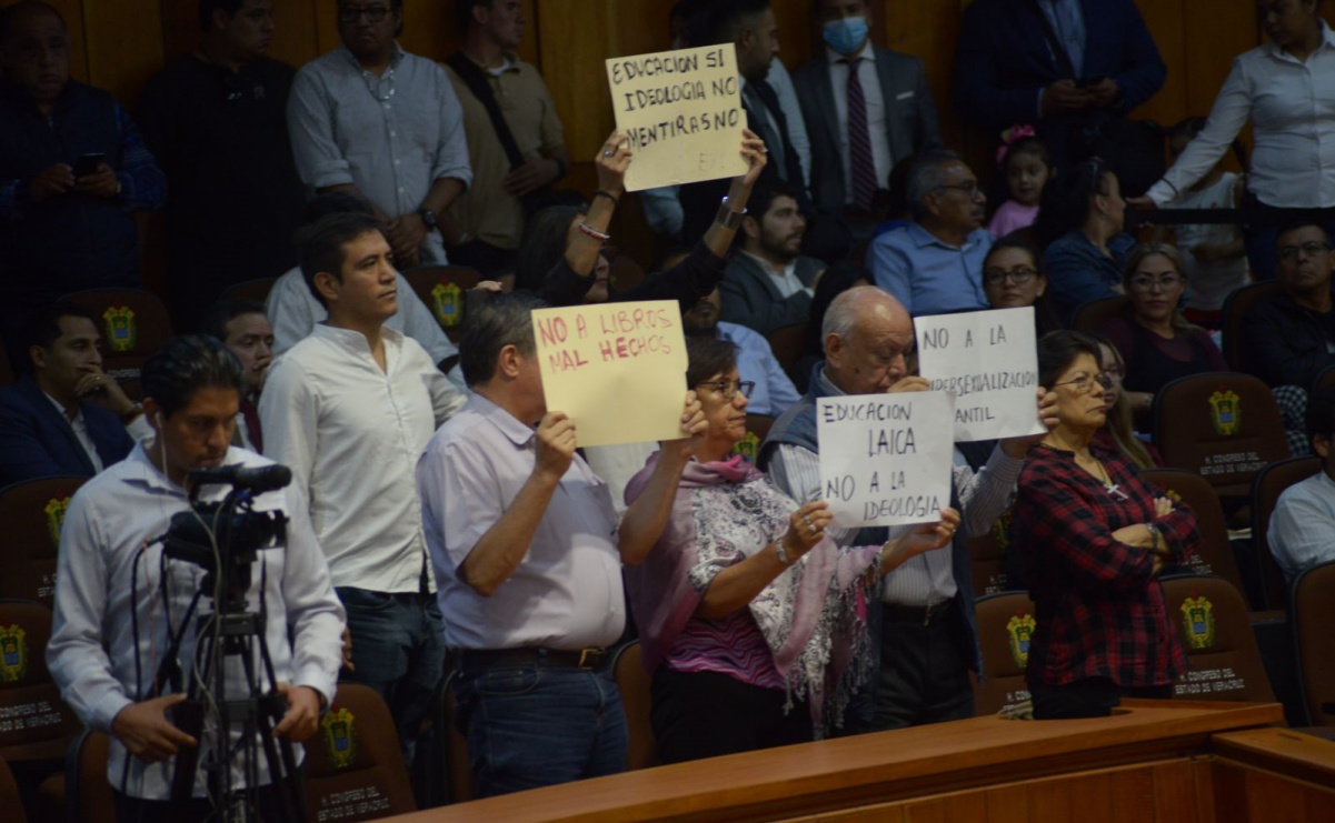 Protestan contra libros de texto de la SEP durante sesión solemne del Congreso de Veracruz 