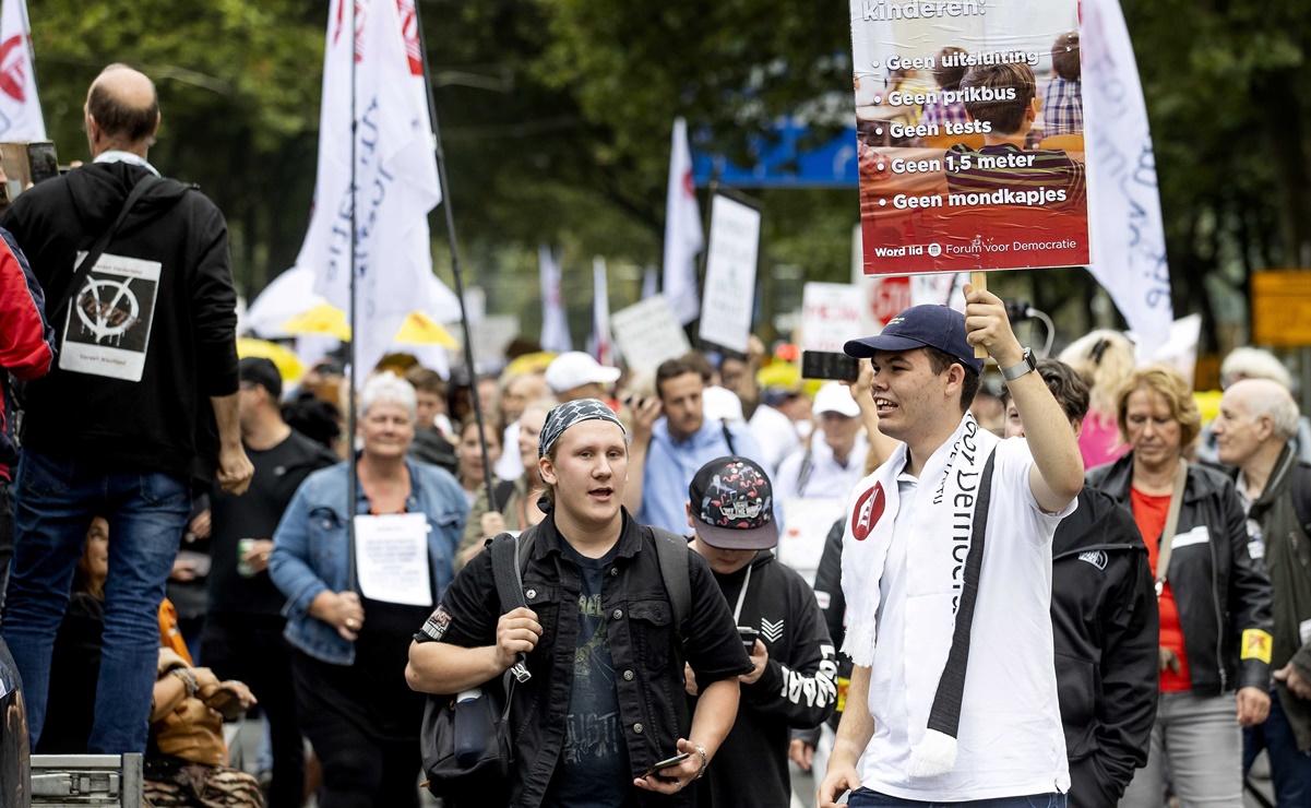 Miles se manifiestan en Francia contra el pase sanitario