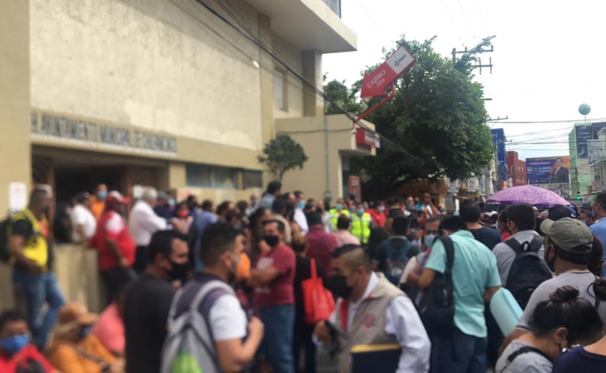 Trabajadores del ayuntamiento en Chilpancingo realizan bloqueos para pedir aumento salarial