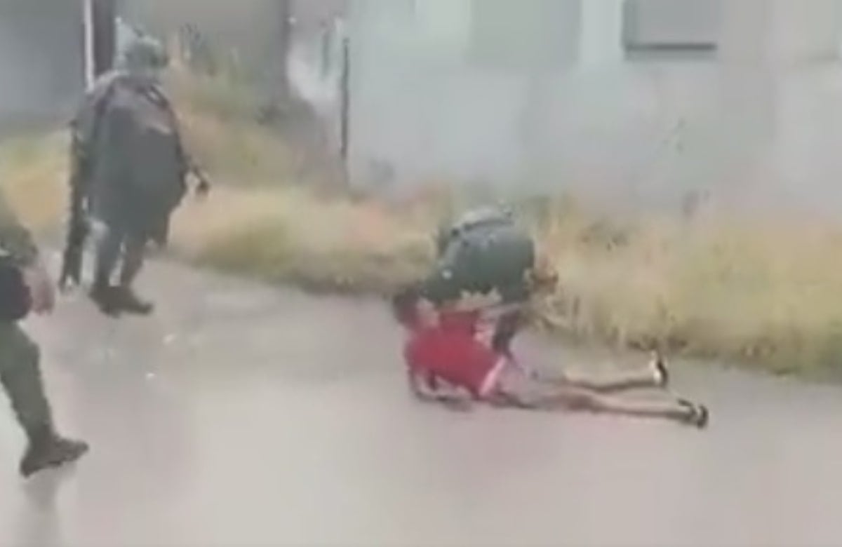 VIDEO: "¡Está vivo todavía!", militares salvan a niño de morir electrocutado en Escuinapa, Sinaloa 