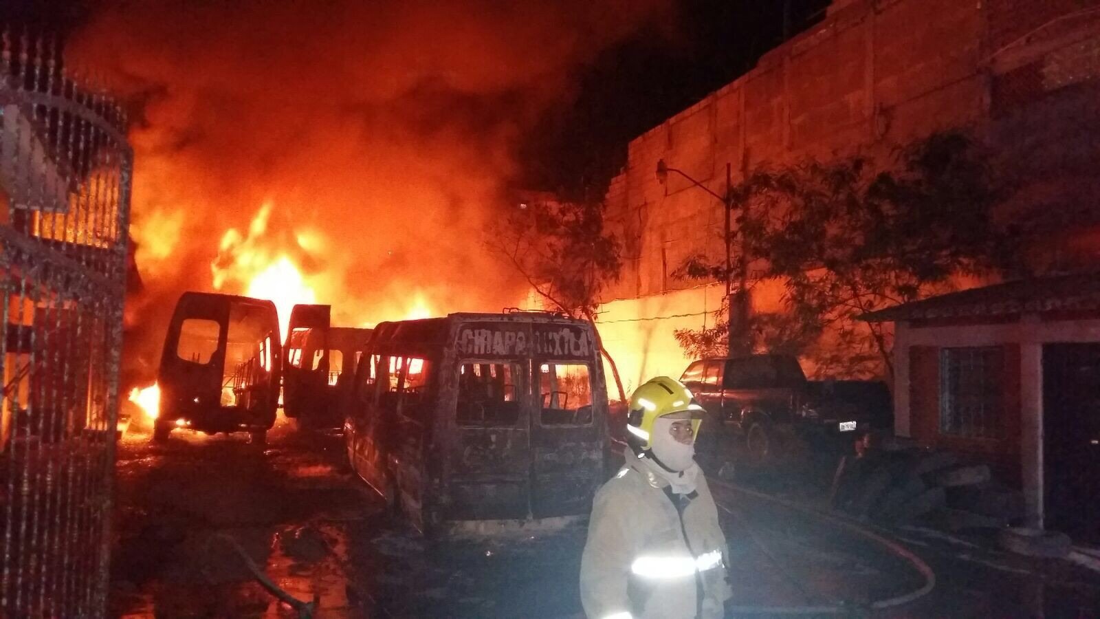 Ven corto circuito en incendio de vehículos en Chiapas