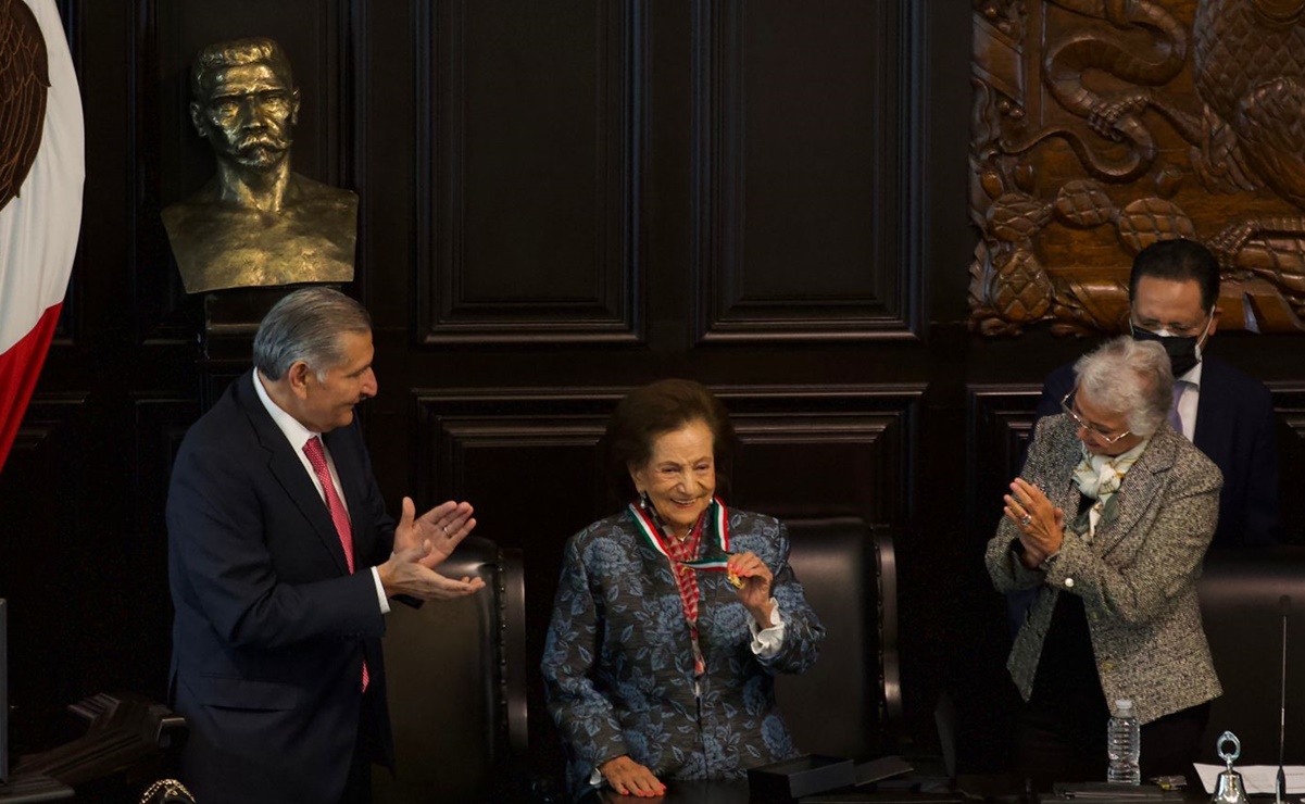 Ifigenia Martínez recibe la Medalla Belisario Domínguez con ausencia de AMLO