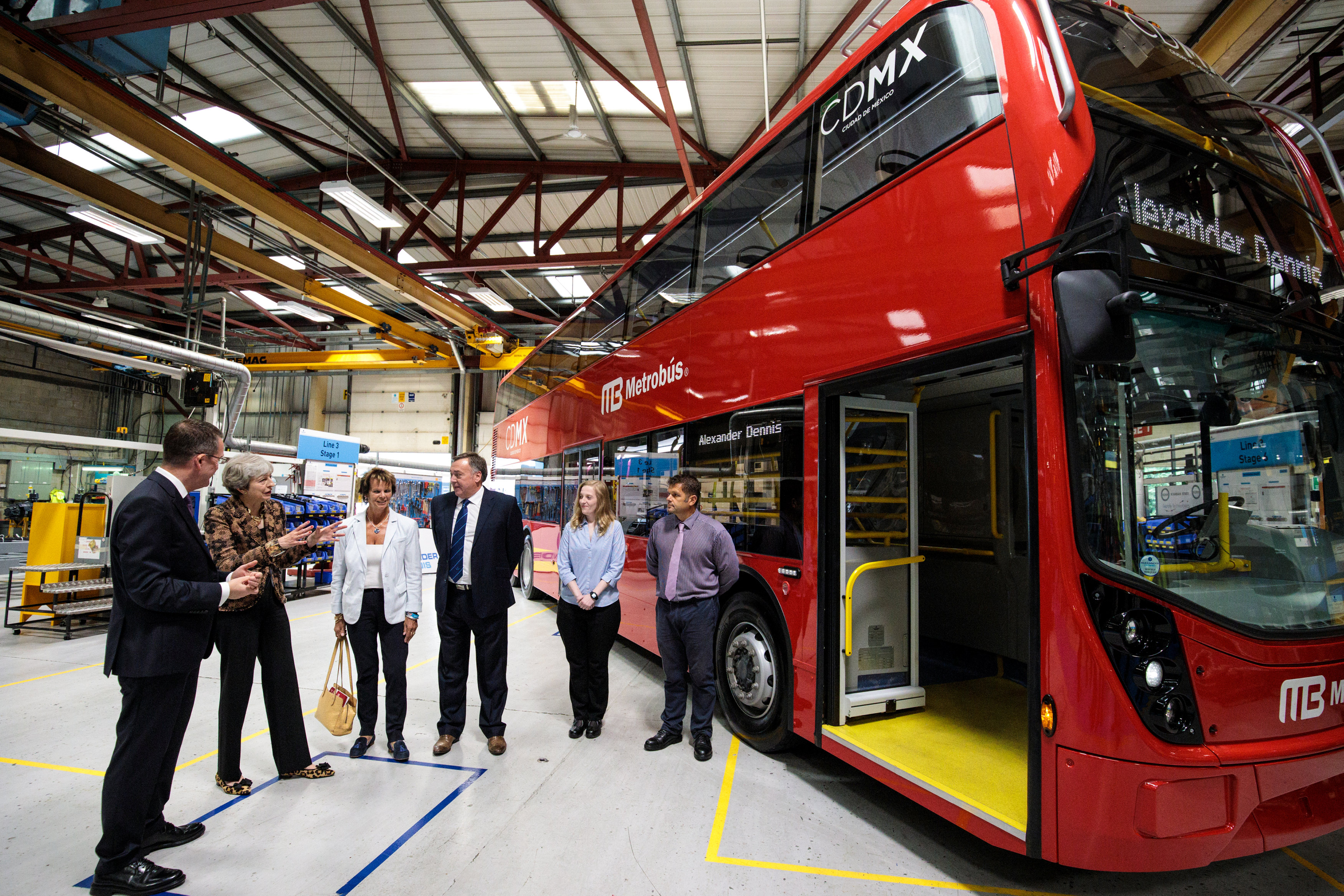 Theresa May presume contrato de camiones para Metrobús de la CDMX